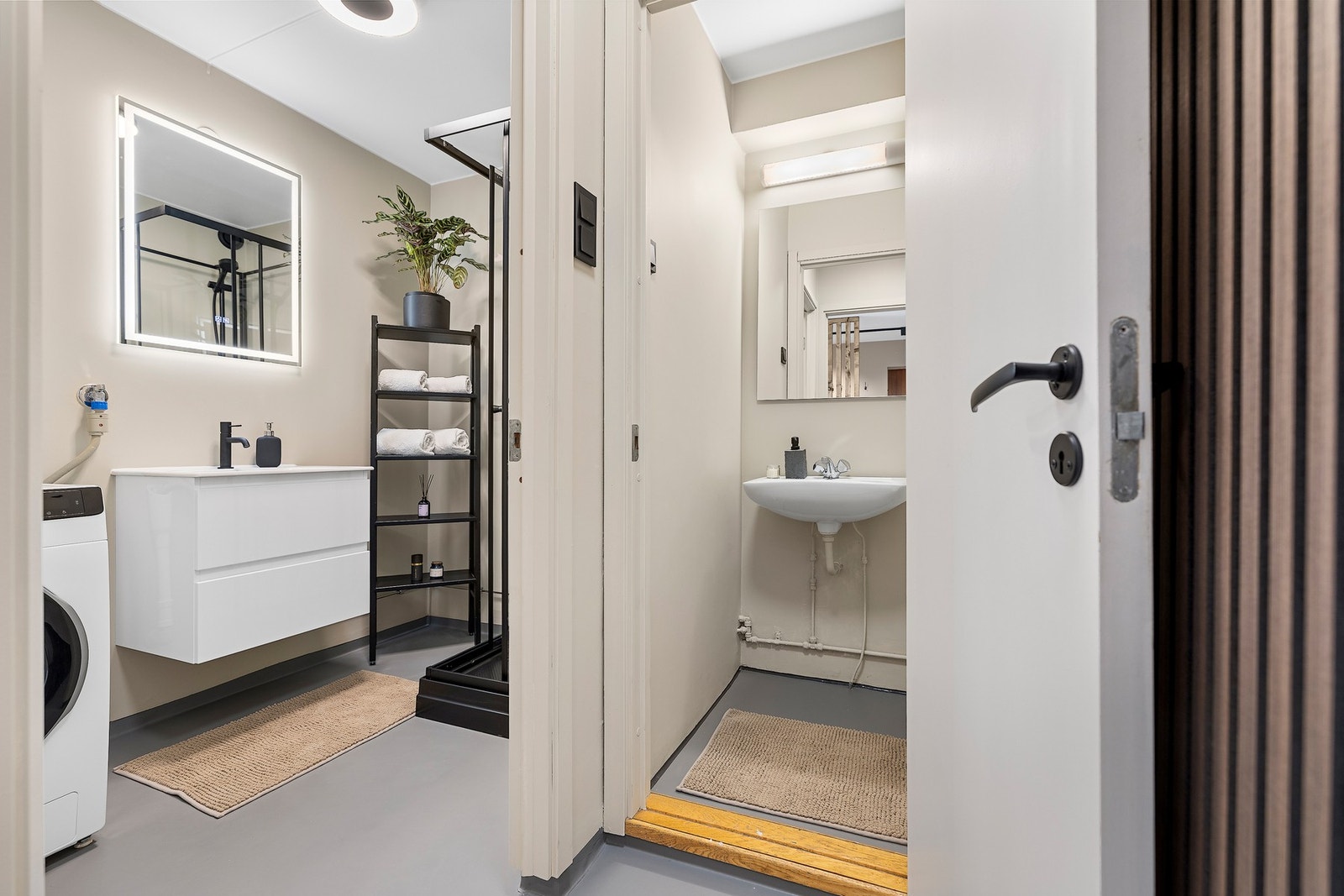 Leiligheten har et eldre bad og separat wc Galleribilde