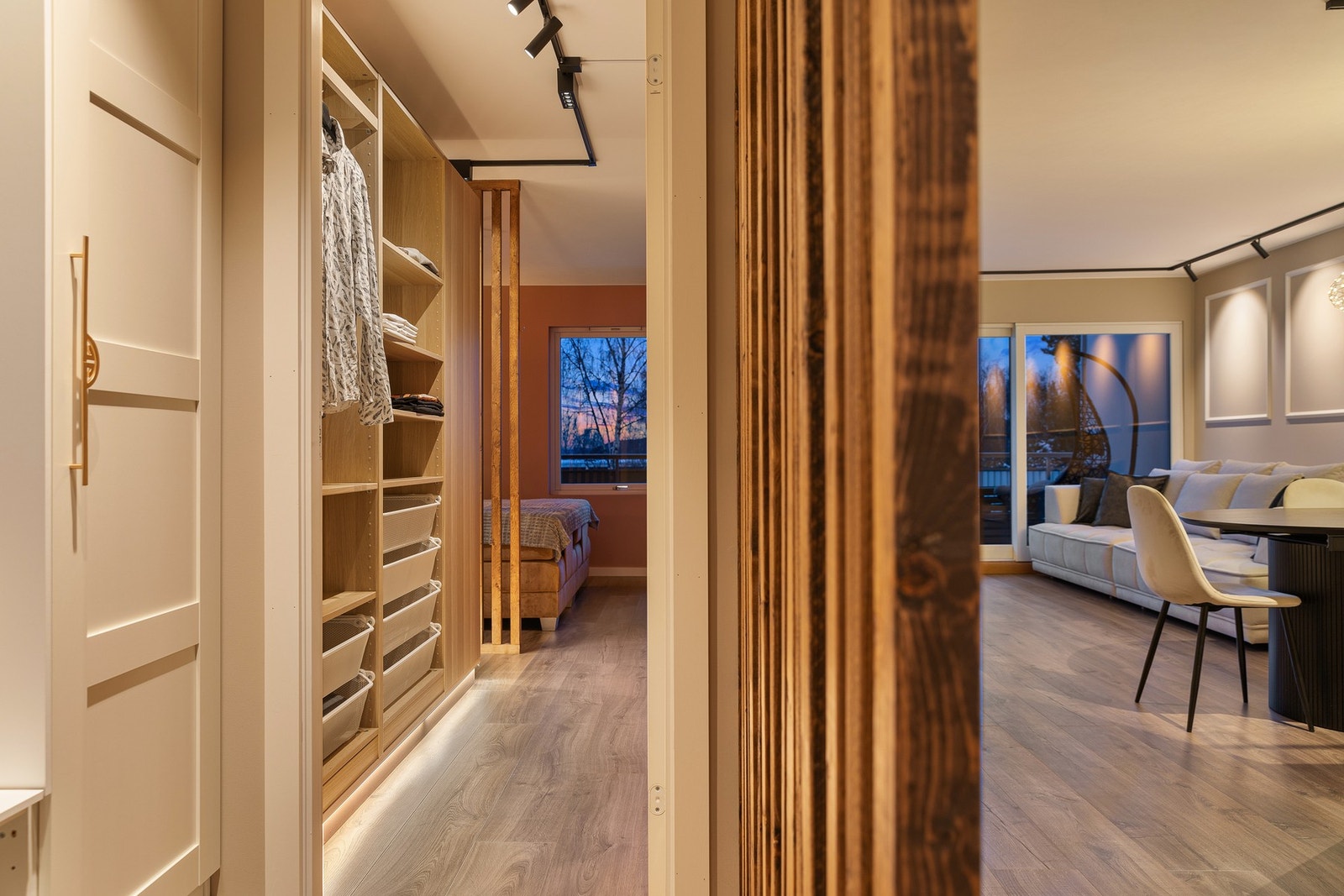 Innenfor entré ligger et hovedsoverom utstyrt med en romslig garderobeløsning Galleribilde