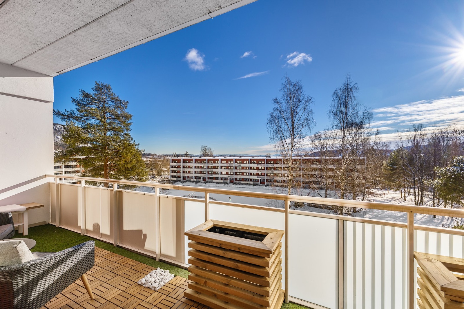 Balkongen på stuesiden har flott utsikt og ligger fritt og fint til over terrenget Galleribilde