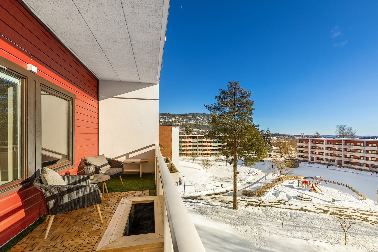 Her er utsikt til Kolsåstoppen og fin plass for behagelig utemøblement Galleribilde