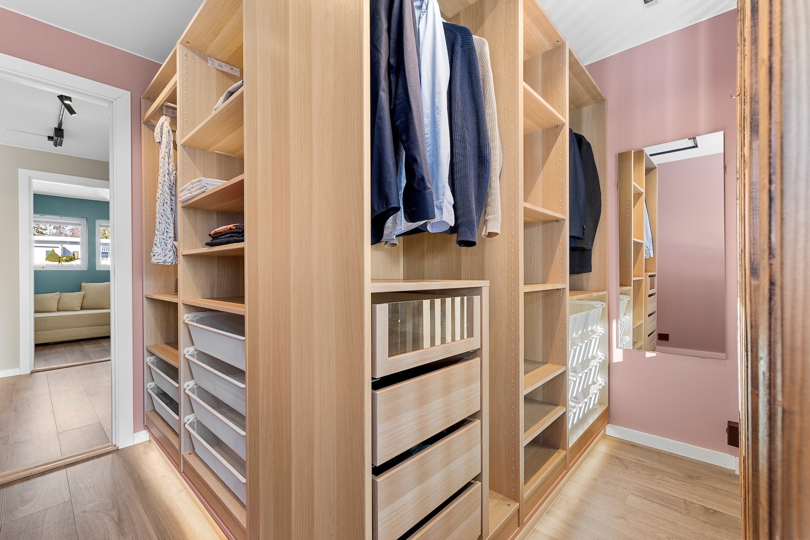 Garderobe hovedsoverom Galleribilde