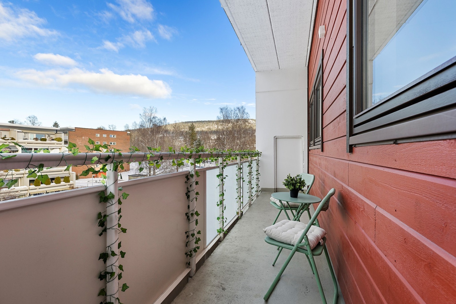 Kjøkkenet har adkomst til en nordvendt overbygget balkong Galleribilde