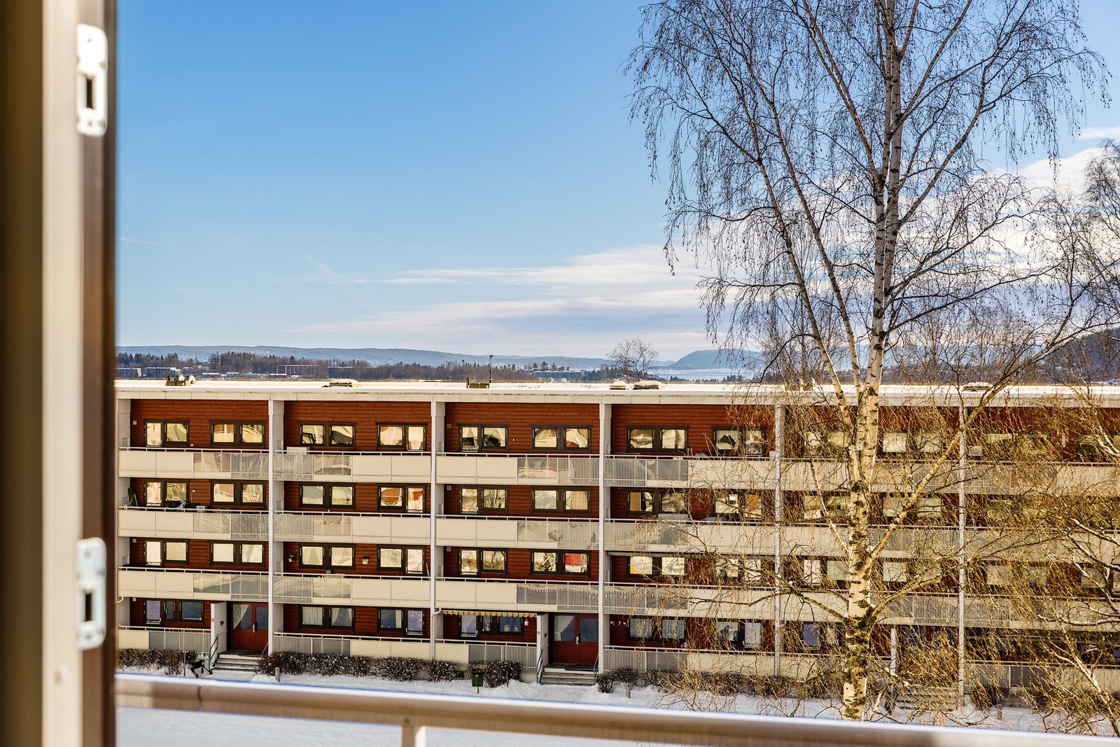 Balkongen ved stue gir utsikt til fjorden Galleribilde