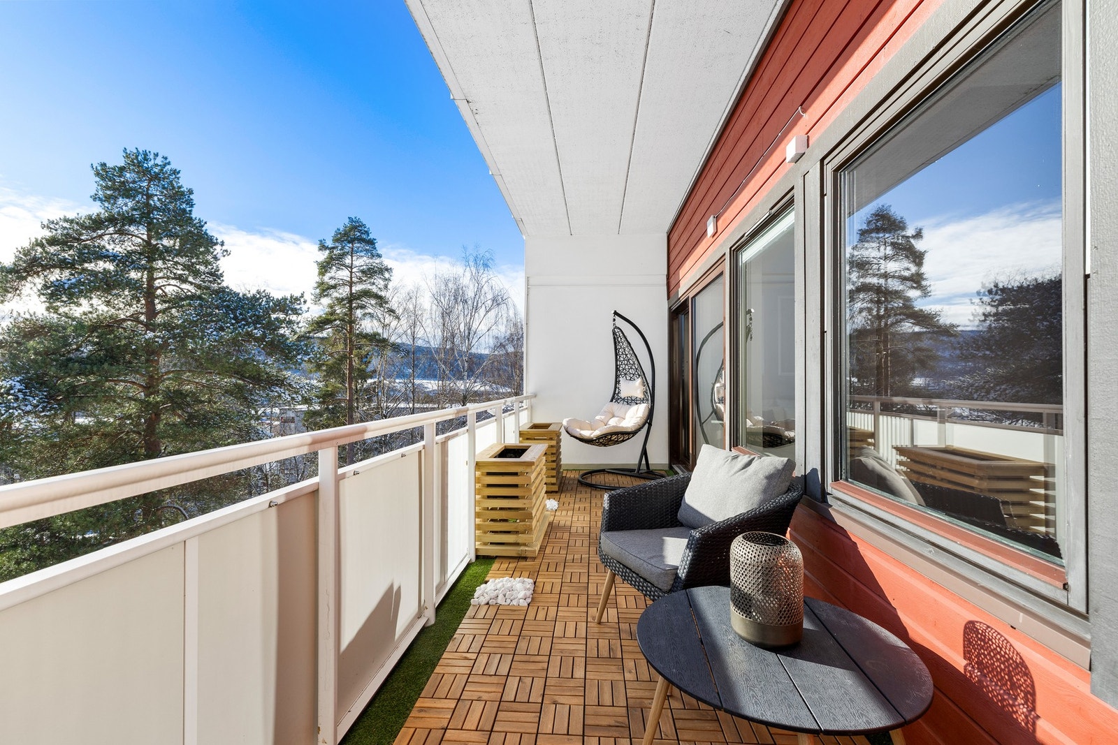 Den usjenerte uteplassen er utstyrt med tremmeplater på gulv Galleribilde