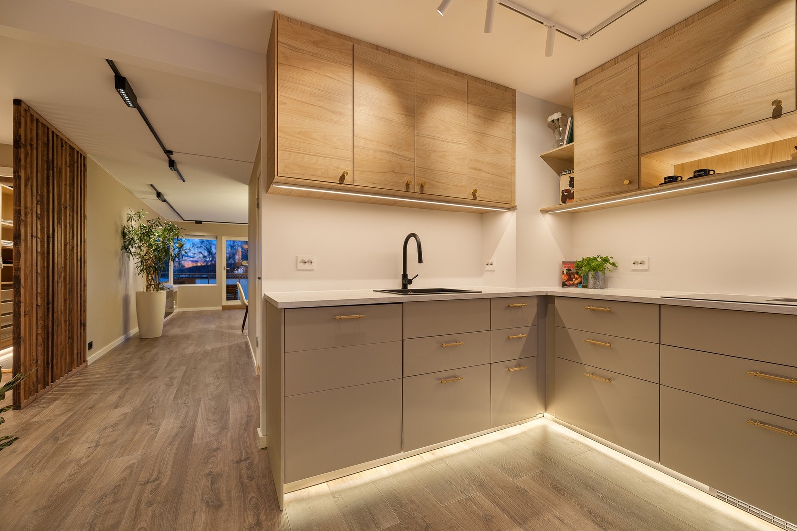 Kjøkken nytt i 2024 med en stilren innredning med god lagringskapasitet Galleribilde