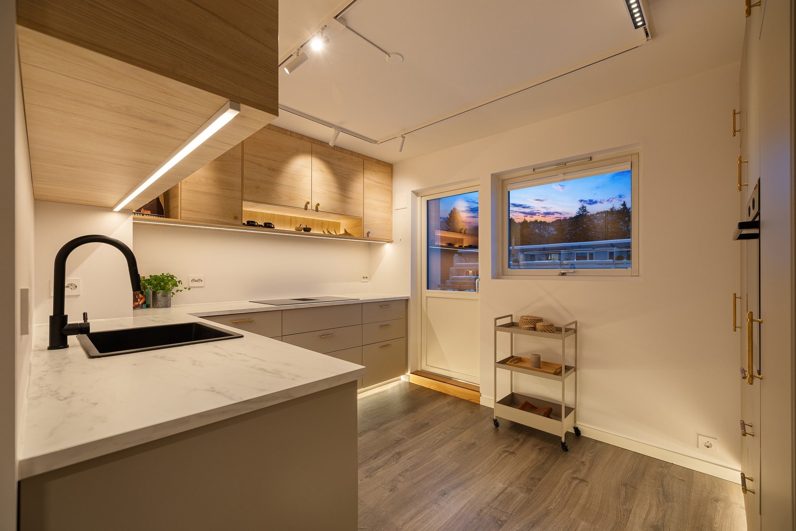 Det stilfulle kjøkkenet har tilgang til en nordvendt overbygget balkong Galleribilde