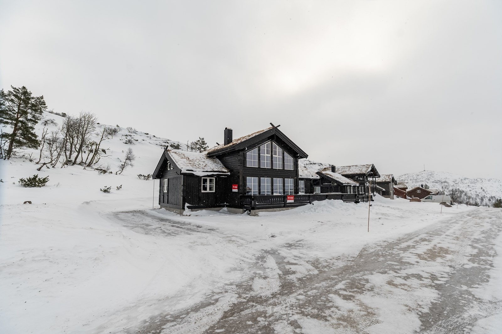 Gruset innkjørsel med gode parkeringsmuligheter. Galleribilde