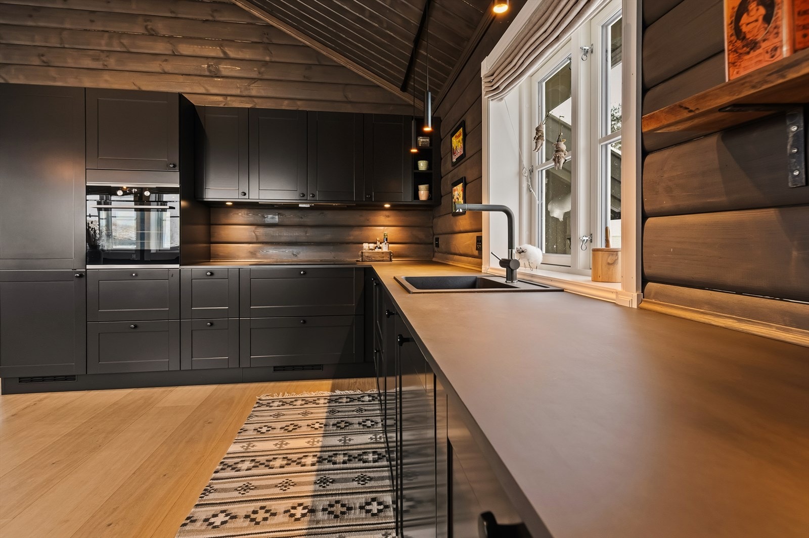 Kjøkken med lekker innredning fra Strai med integrerte hvitevarer. Galleribilde