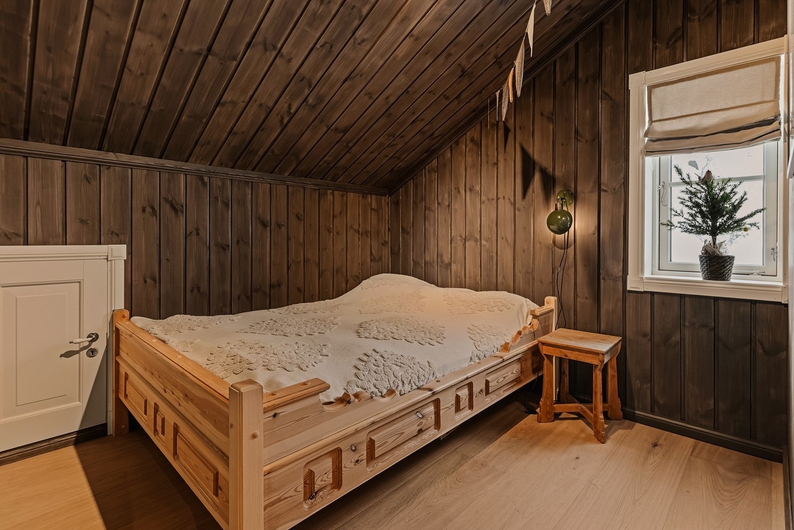 Soverom i 2. etasje. Dør nede til venstre er til hems på 9,8 kvm. slik at man har mulighet for flere sengeplasser evt. lagringsplass. Galleribilde