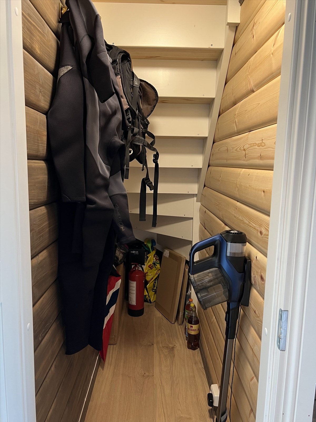 Praktisk bod under trappen med gode oppbevaringsmuligheter - perfekt for lagring av klær, utstyr og annet du ønsker å ha lett tilgjengelig, men ryddig skjult. Galleribilde