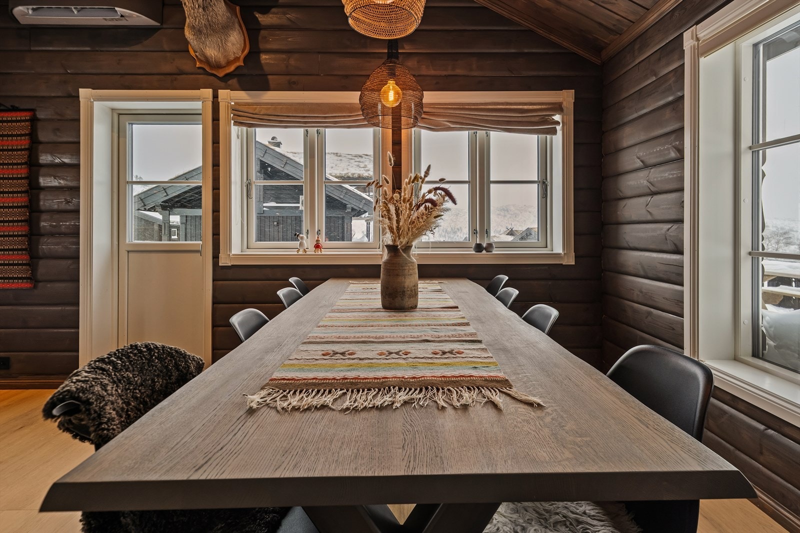 Det er god plass til stort spisebord, perfekt for å samle hele familien og venner. Galleribilde