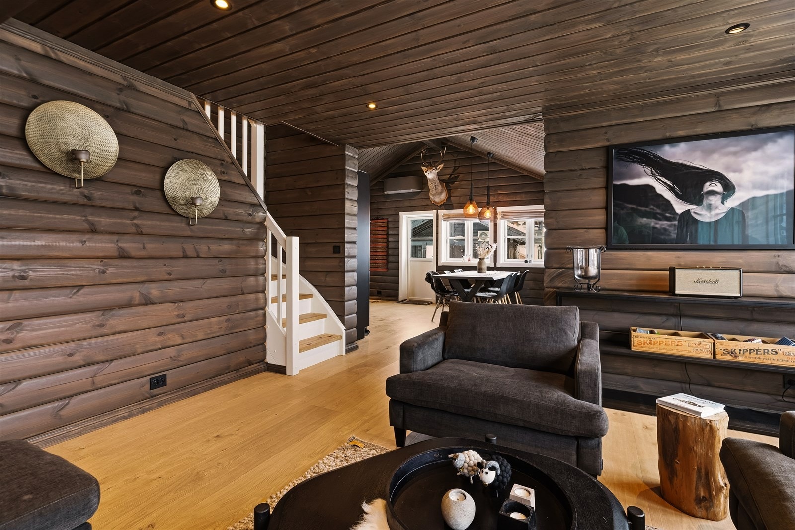 Fra stua er åpent inn mot kjøkken som har ekstra takhøyde, varmepumpe og utgang til terrasse Galleribilde