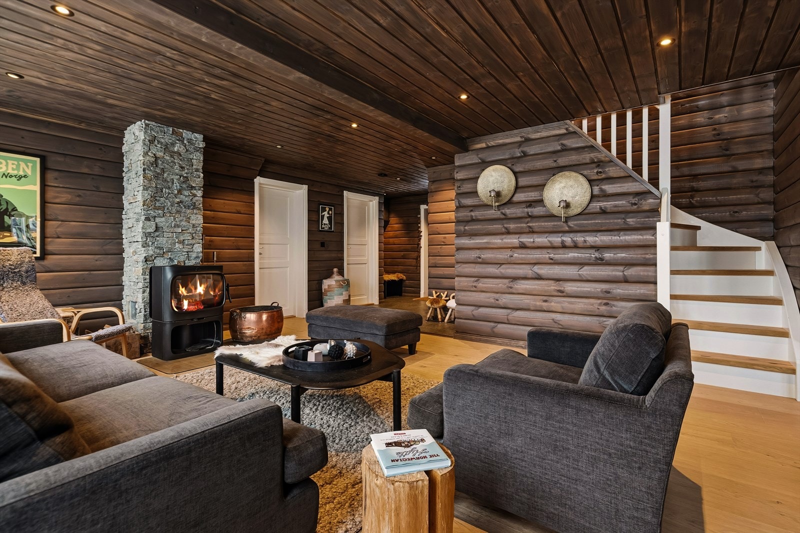 Nyere vedovn i stuen med nydelig steinlagt pipe som gir en lun og god følelse i rommet. Galleribilde