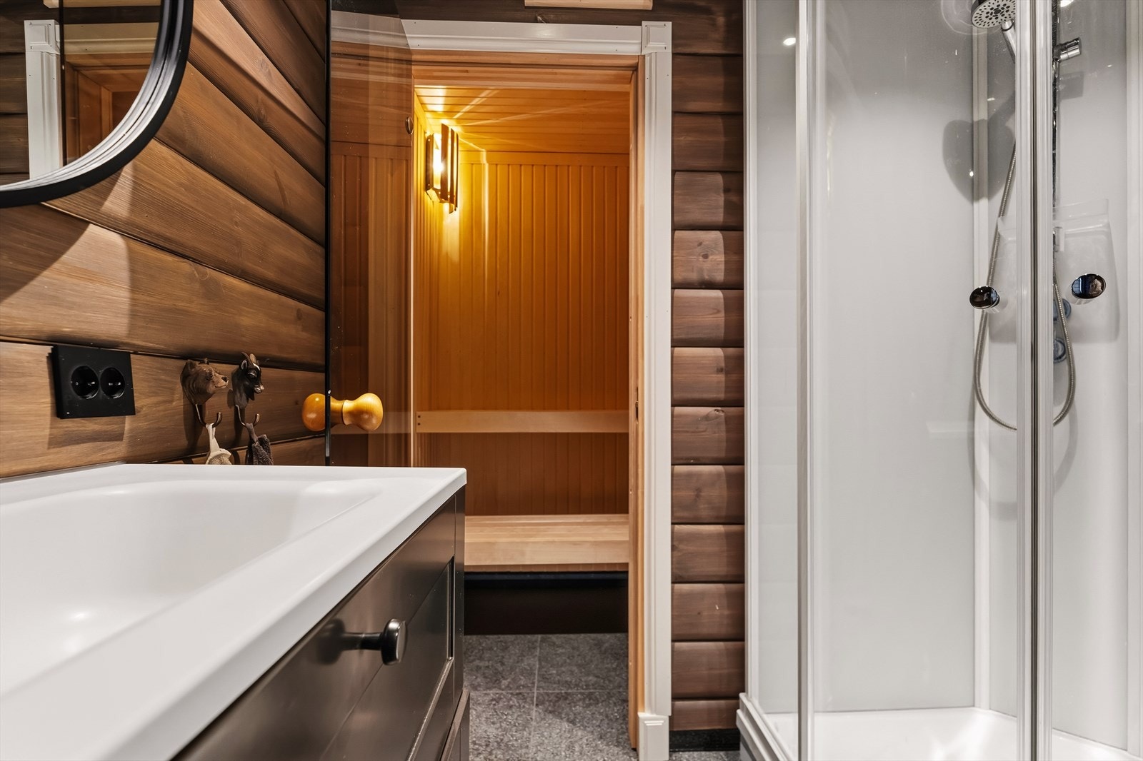 Baderom i hovedetasje med flislagt gulv og tilhørende badstue. Galleribilde