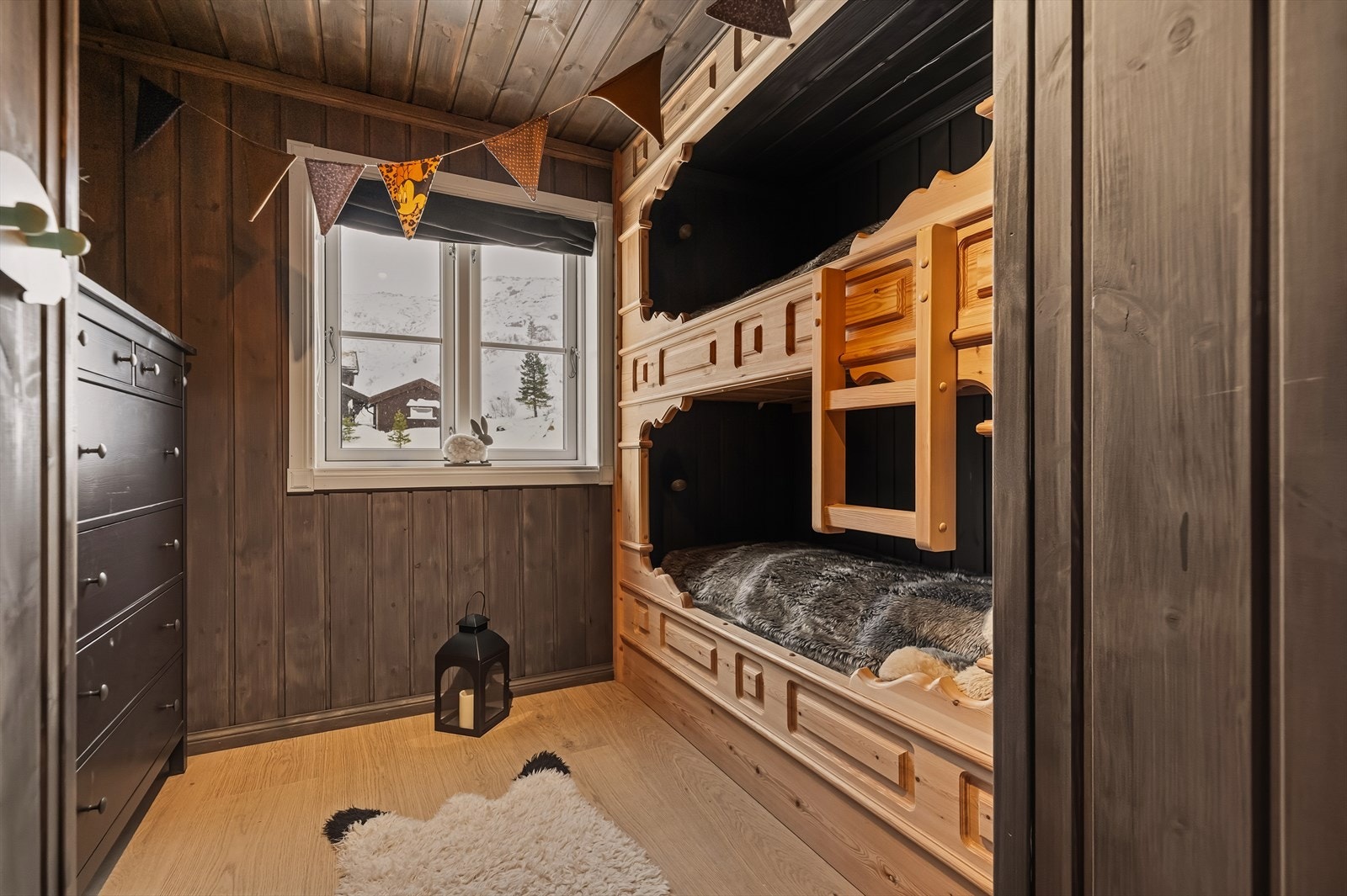 Soverom 2 i hovedetasjen. Det er plassbygde senger på 3 av soverommene. Dette gir en svært god utnyttelse av plassen Galleribilde