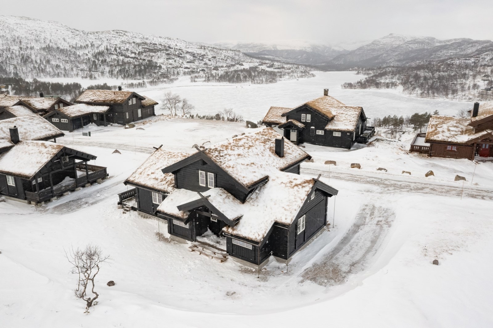 Hytta har en svært attraktiv beliggenhet på toppen av Reinshommen. Rett bak går veien videre opp til flotte skiløyper og et fantastisk turterreng som inviterer til helårsbruk. Galleribilde