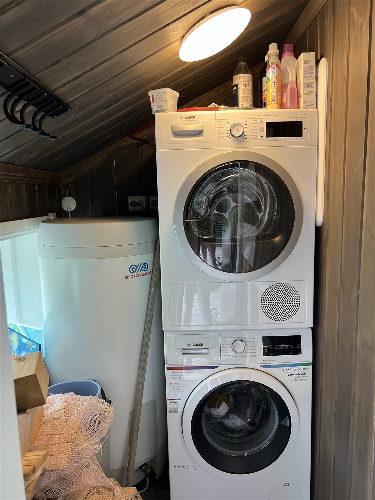 Utvendig isolert bod med opplegg til vaskemaskin. Galleribilde