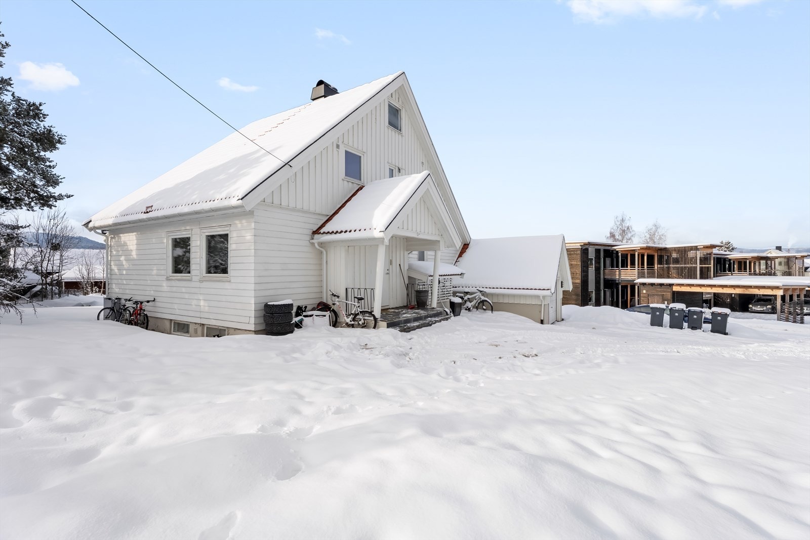 Takoverbygget inngangsparti. Galleribilde