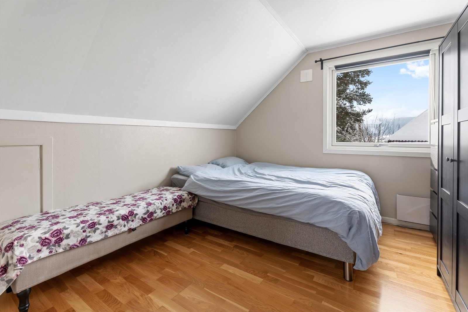 Hovedsoverom med god plass for seng og garderobeskap. Galleribilde