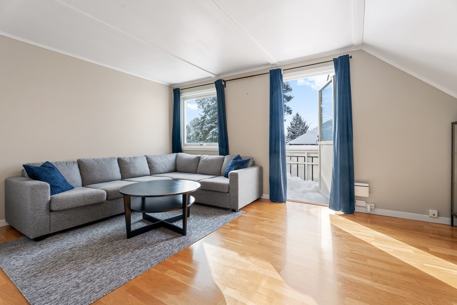 Utgang til sørvest-vendt balkong. Galleribilde