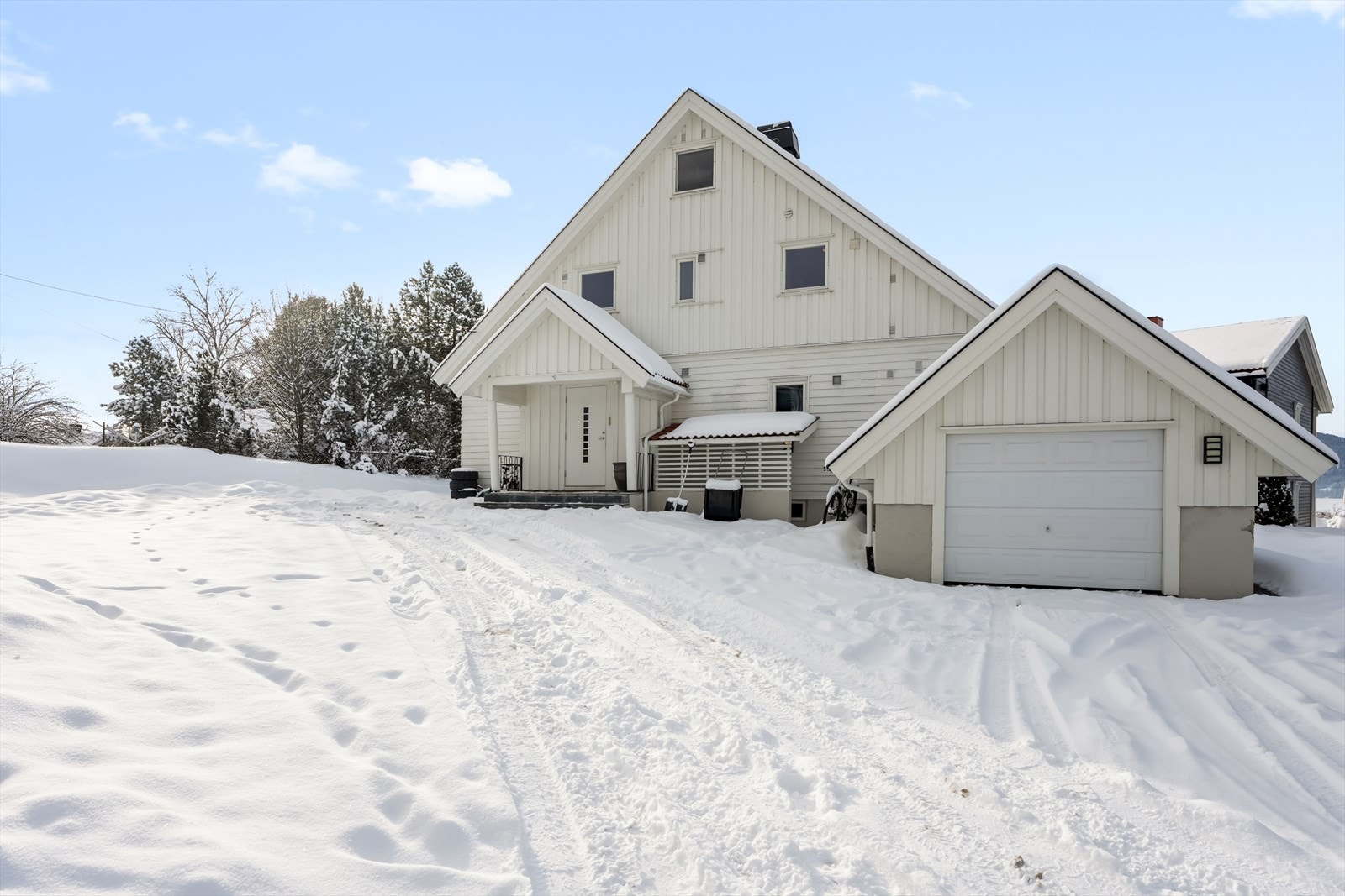 God plass for parkering på gårdsplass. Galleribilde
