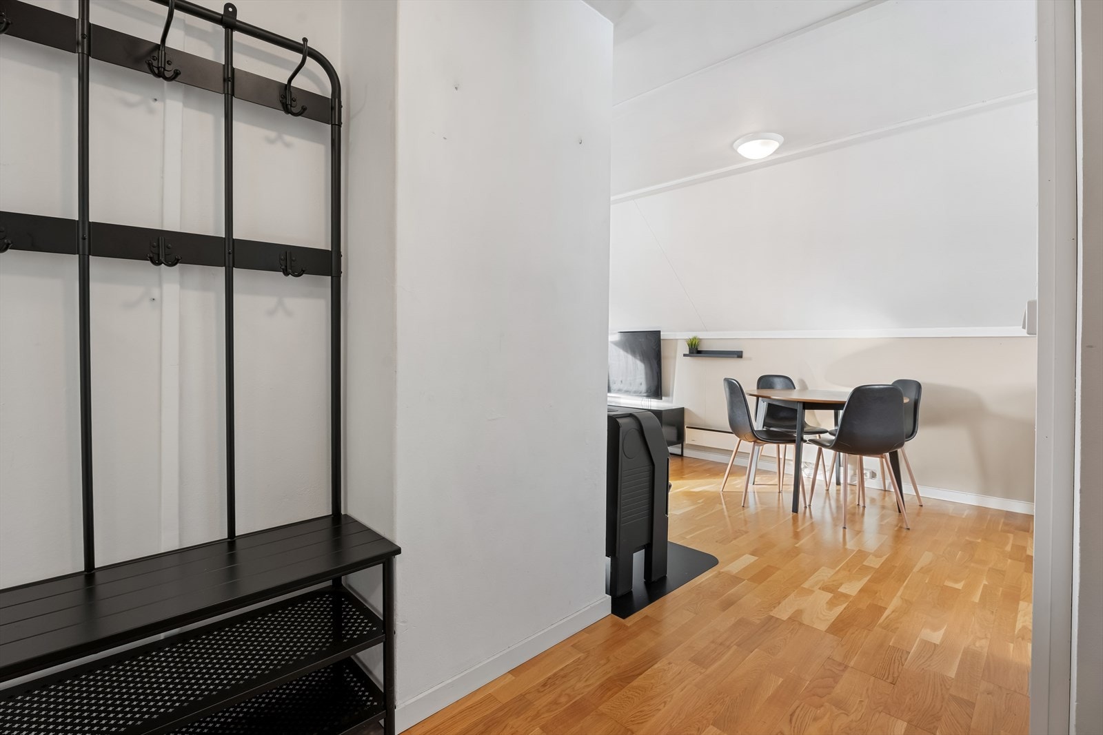 Entré/gang med plass for omkledning og oppbevaring. Galleribilde