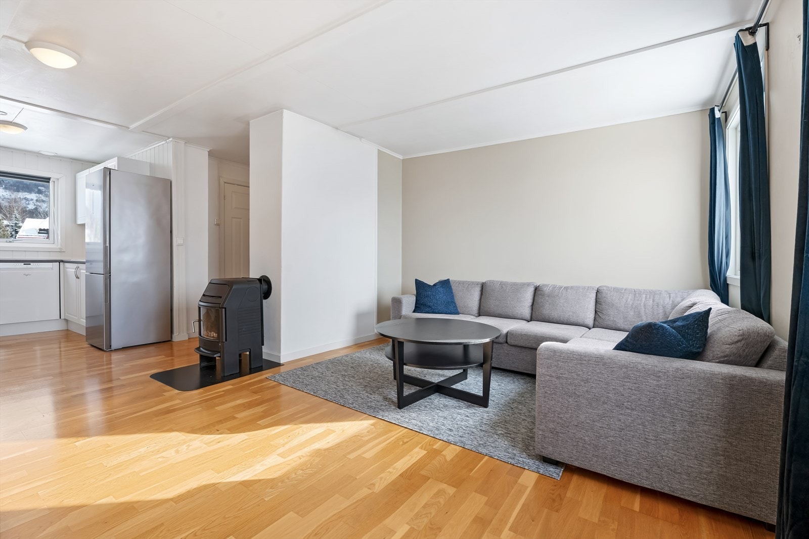 Stuen har god plass til romslig sofa. Galleribilde