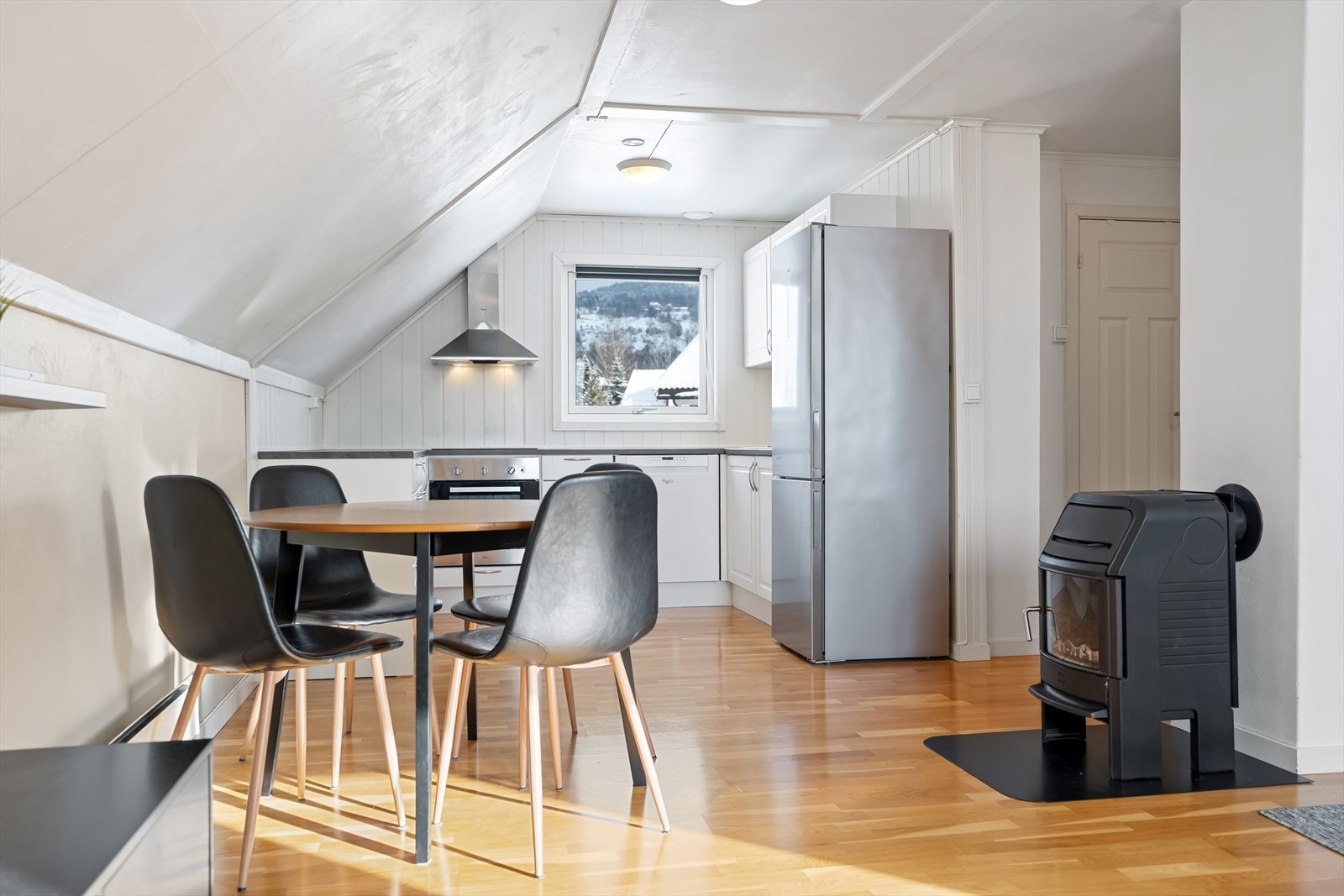 Dannes en naturlig plass for spisebord i overgangen. Galleribilde