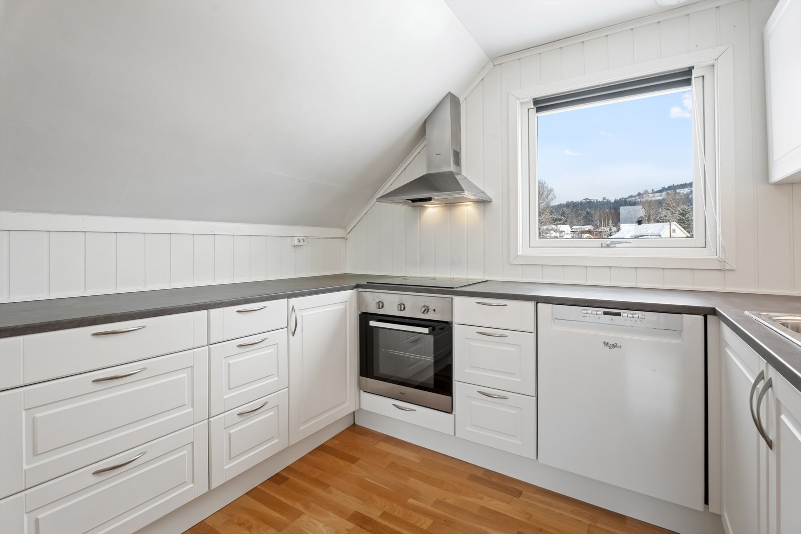 Naturlig arbeidslys fra stort vindu. Galleribilde