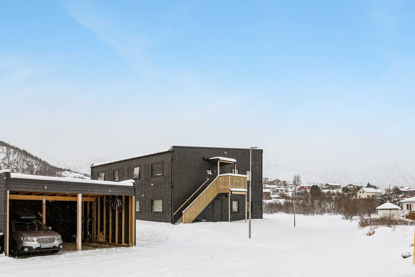 Carport parkeringsanlegg like ved boligen med sportsbod. Galleribilde