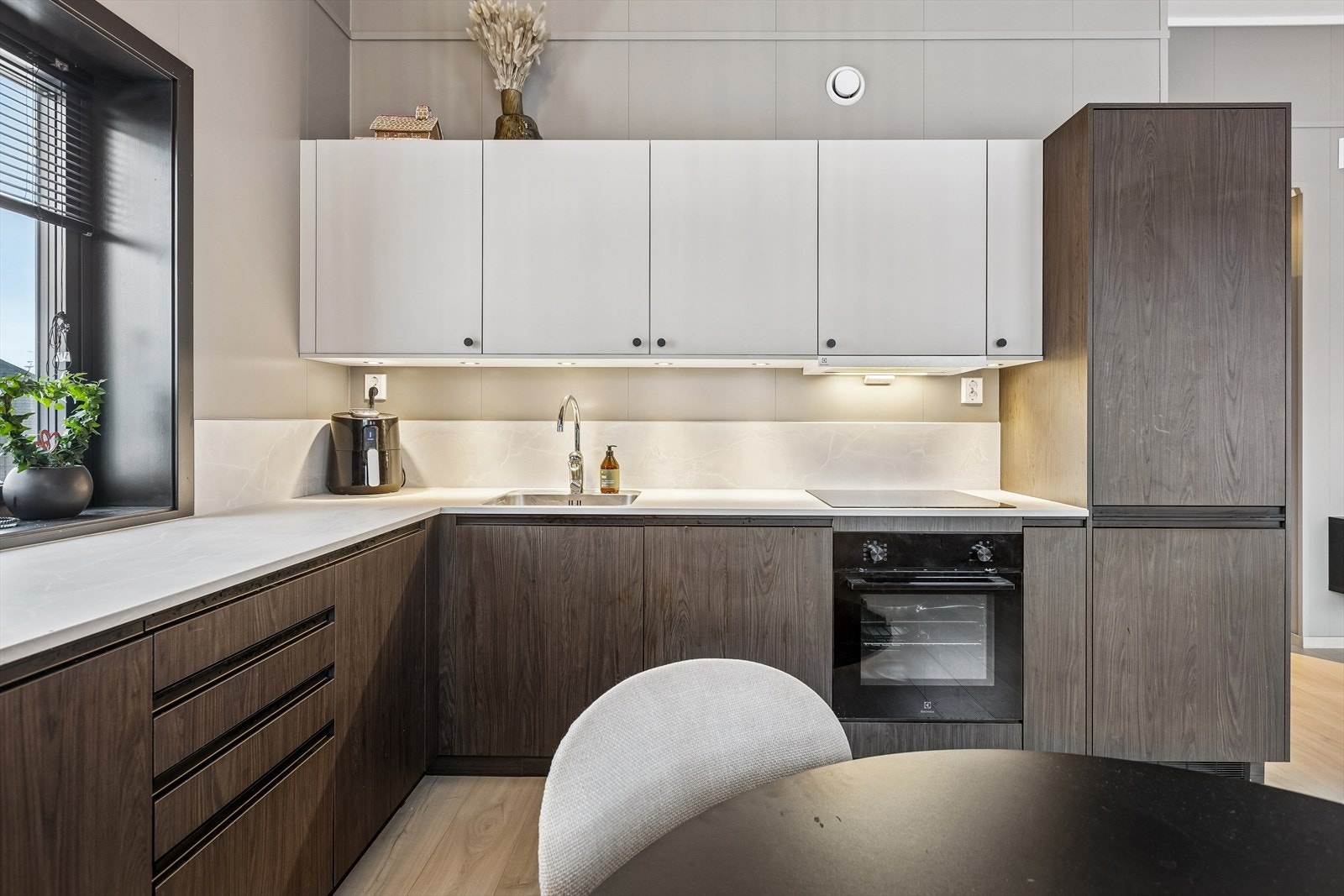 Godt med skap og benkeplass. Galleribilde