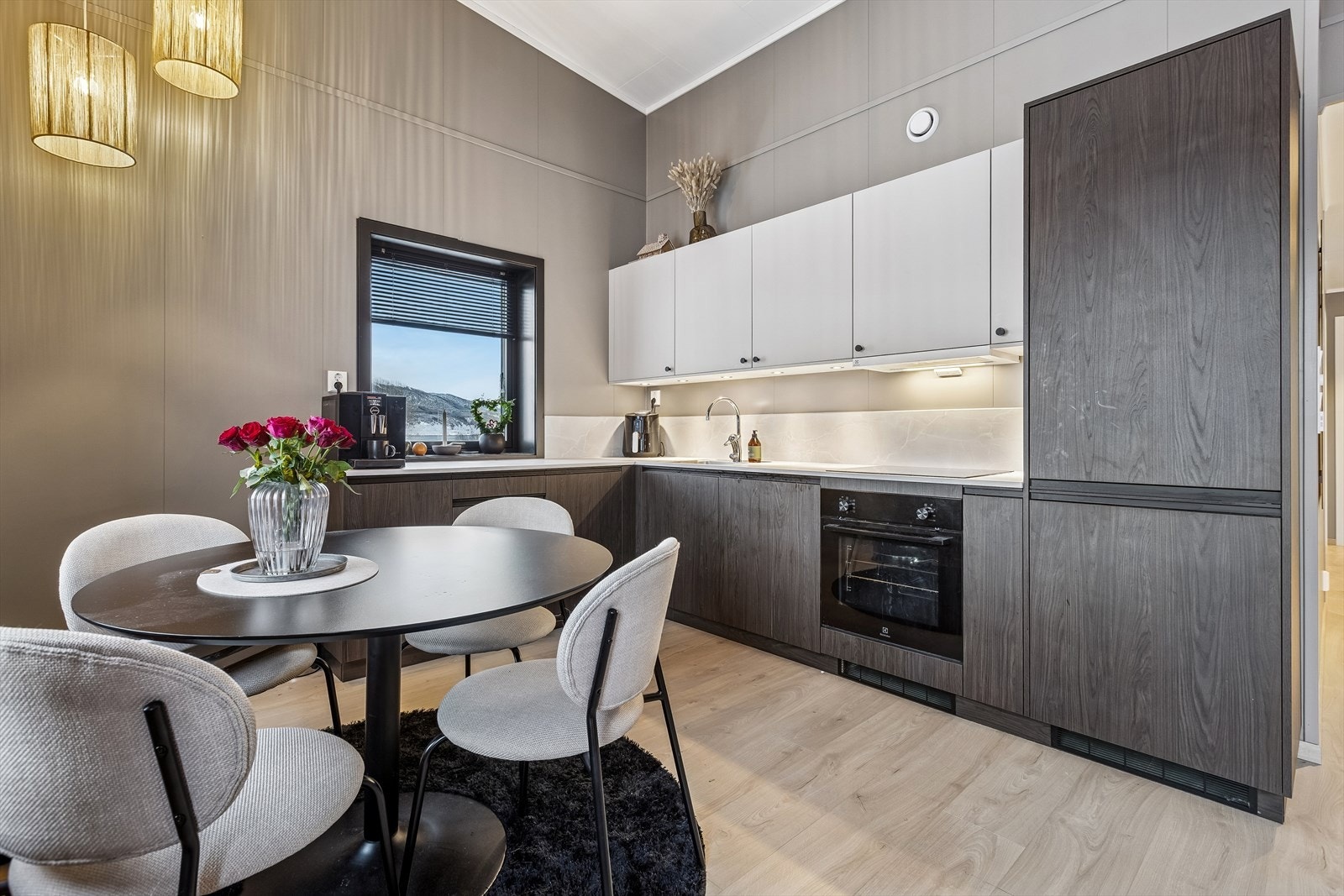 Moderne kjøkken med innebygde hvitevarer. Galleribilde