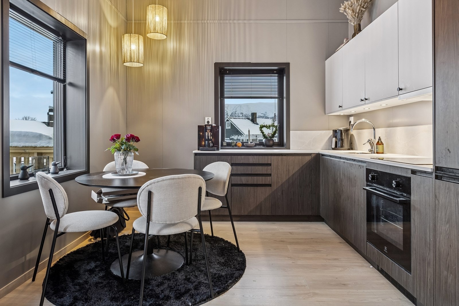 Delikat kjøkken med god takhøyde ( 3,70 meter høyde ) Galleribilde