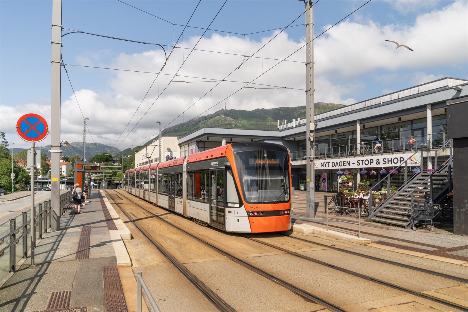 Innholdsrike Sletten Senter med nesten 30 butikker, spisesteder og diverse servicetilbud finner man kun få minutters gange fra leiligheten. Her er det også Bybanestopp, samt gode bussforbindelser. Galleribilde