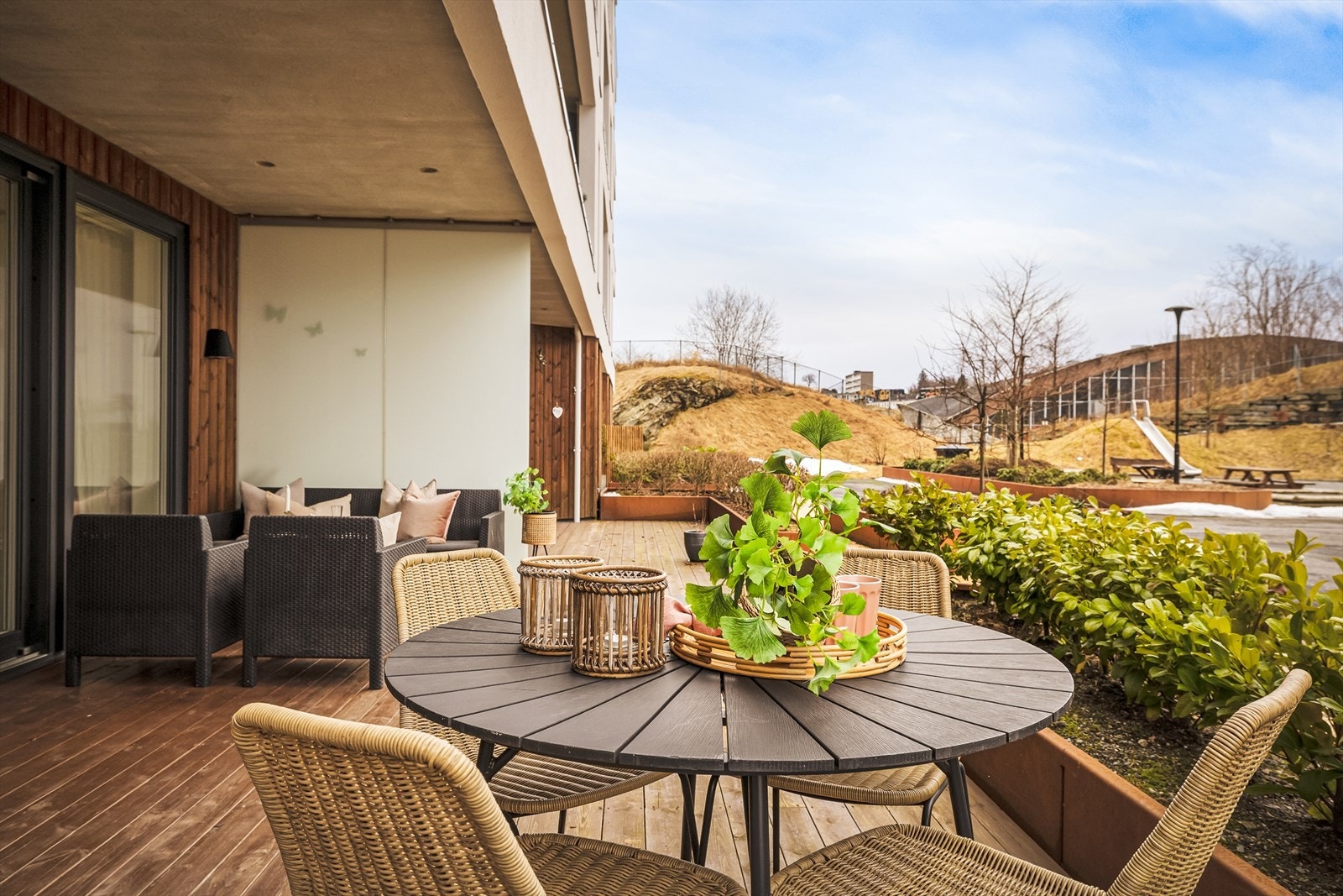 Velkommen til Adolph Bergs vei 60, en moderne 3-roms med romslig uteplass, garasjeplass med el-bil lader, og supersentral beliggenhet på beste Landås! Presentert av Yvonne Silden Stephensen for W Eiendomsmegling Galleribilde