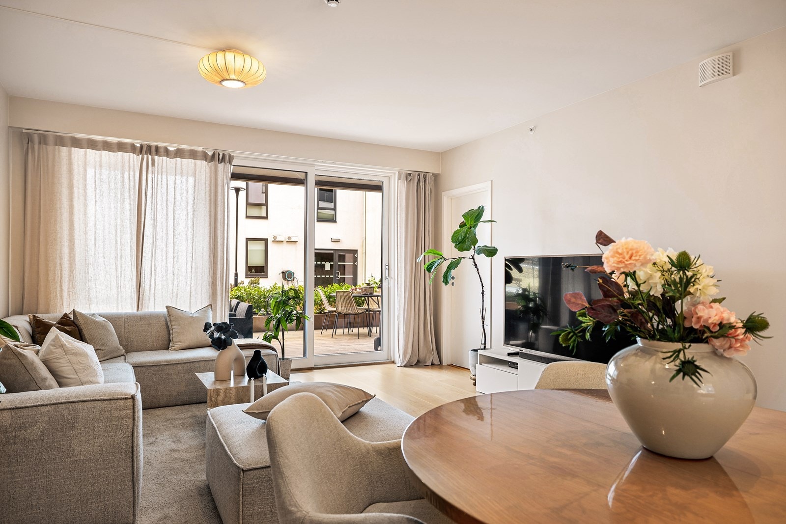 Når de store skyvedørene er åpen vil terrassen bli en naturlig forlengelse av stuen. Galleribilde