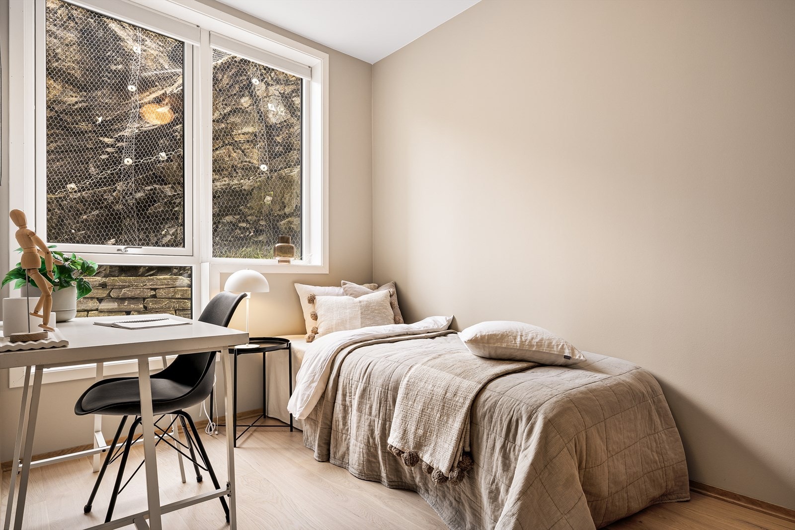 Rommet kan ha mange bruksområder, et hyggelig hjemmekontor, barnerom, eller kanskje som en kilde til gode leieinntekter. Galleribilde