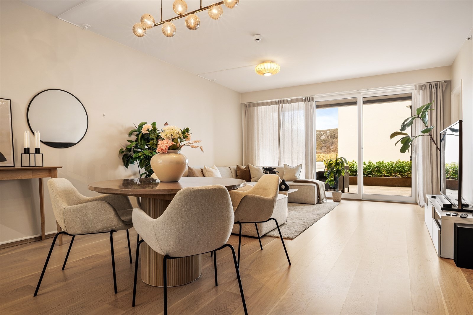 Leiligheten har trappefri adkomst via bla. heis, er bygget i 2021 og oppleves helt strøken! Det er gjennomgående gode kvaliteter og moderne tekniske løsninger, så her kan man ta med seg tannkosten og flytte rett inn! Galleribilde