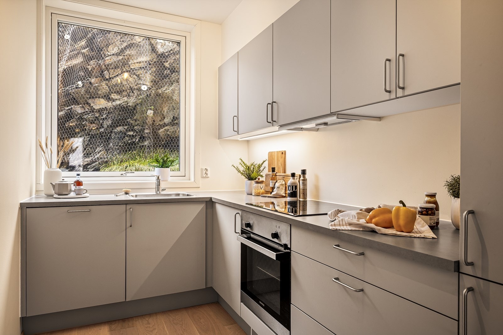 Det elegante kjøkkenet er levert av kvalitetsleverandøren HTH og byr på god oppebevaring i skuffer og skap. I innredningen er det integrerte hvitevarer som keramisk platetopp, stekeovn, oppvaskmaskin, samt kjøleskap med frys. Galleribilde