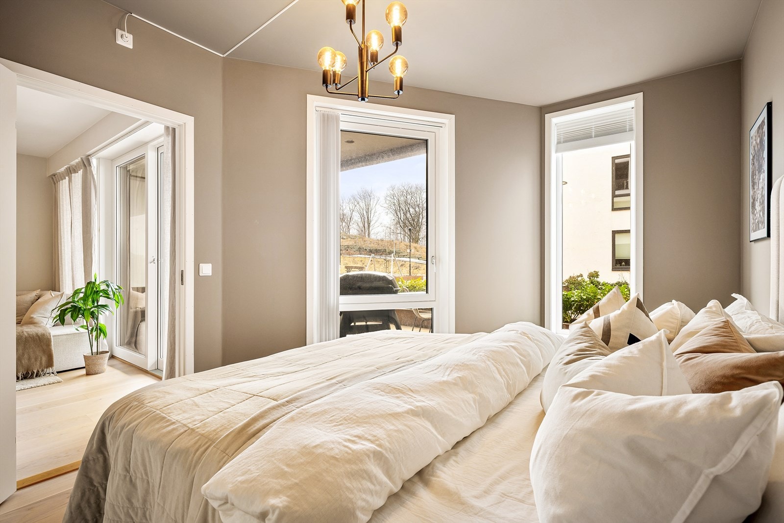 Fra stuen er det tilkomst til boligens hovedsoverom. Galleribilde