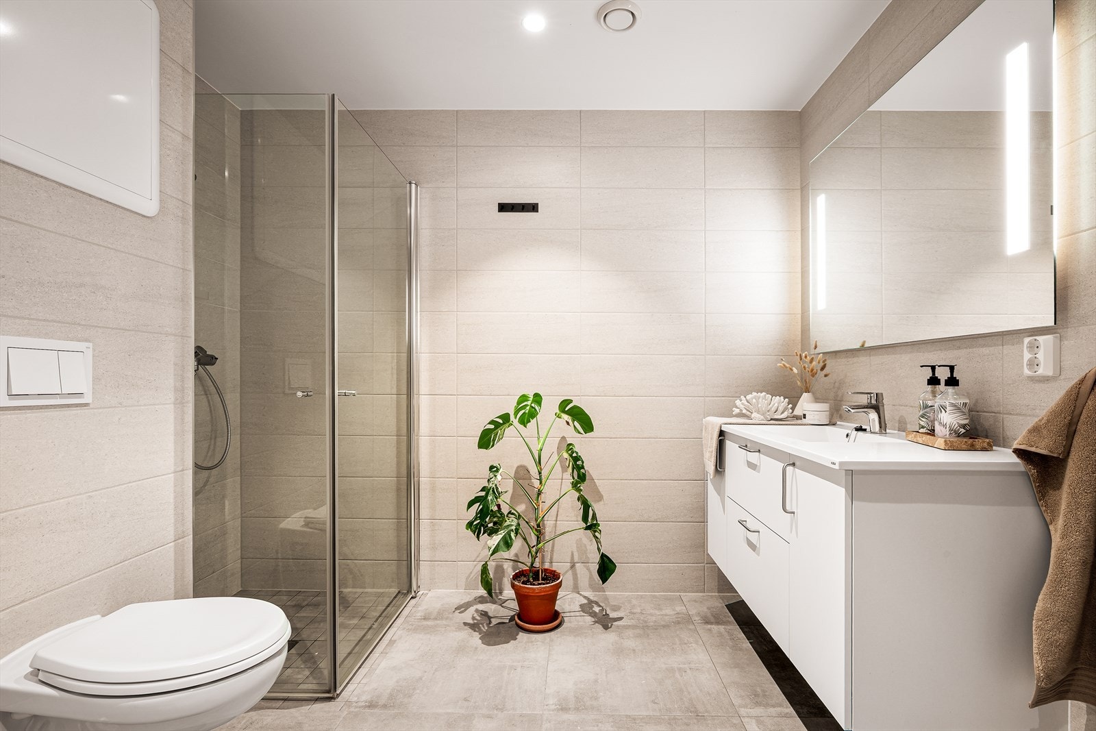 Fra gangen er det tilkomst til det lekre baderommet. Dette innehar alle ønskelige moderne fasiliteter, i tillegg til en tidløs og stilren design! Galleribilde