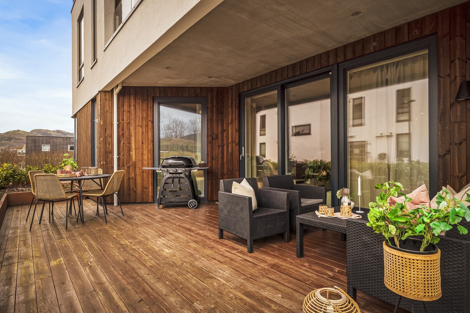 Terrassen er ca. 23 kvm så her har man rikelig boltreplass, med god plass til både sittegruppe og spisebord. Galleribilde