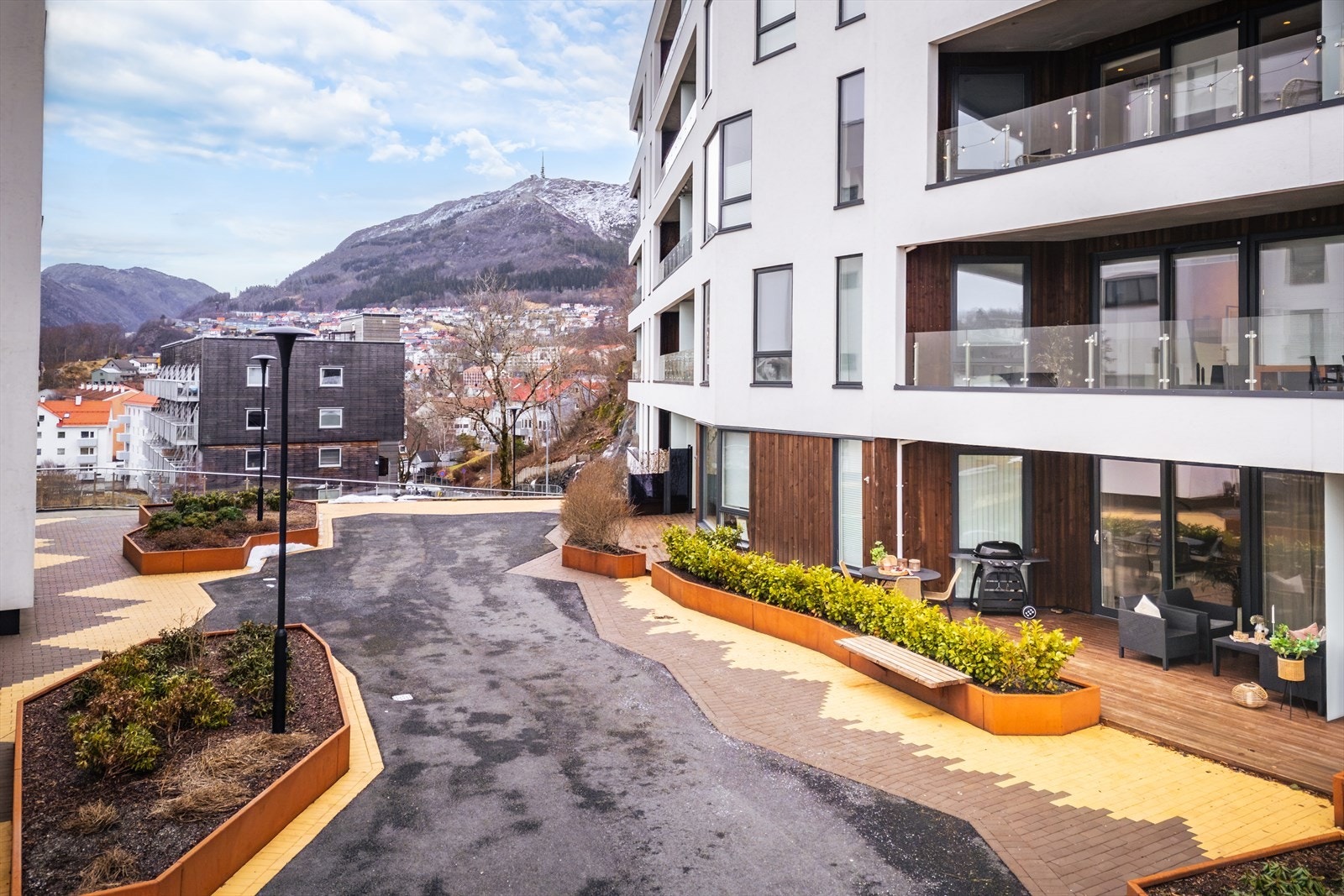 I dette moderne boligkomplekset vil du få en tilrettelagt livsstil, med minimalt til ingen tanke på vedlikehold. Sameiet er veldrevet og hyggelig, med god økonomi og ordnede forhold. Galleribilde