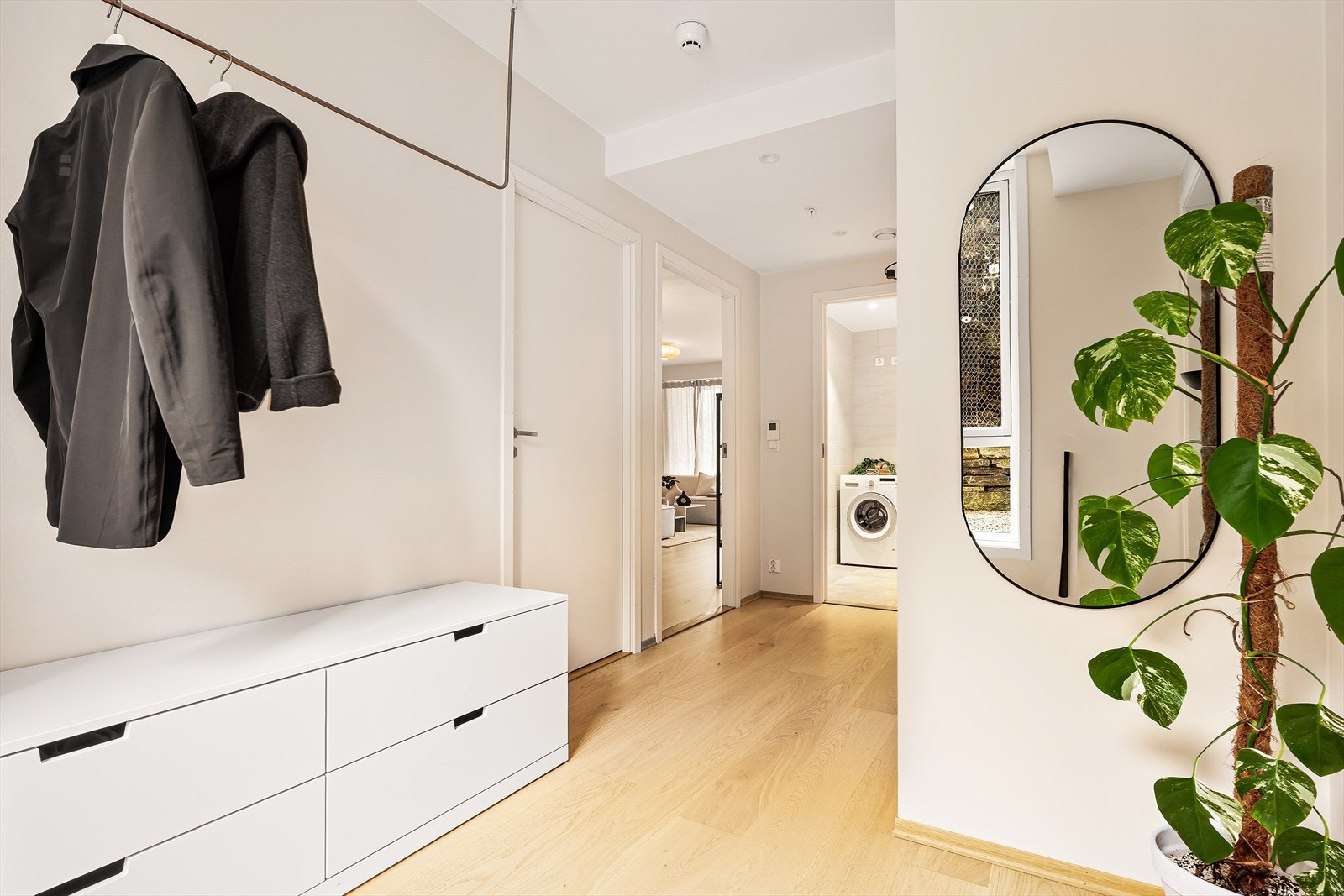 Leiligheten måler 81 kvm og har en hensiktsmessig fordeling av arealet. Gode tekniske løsninger inkluderer bla. seriekoblet brannvarslingsanlegg, sprinkelanlegg, og balansert ventilasjon med varmegjenvinning. Galleribilde