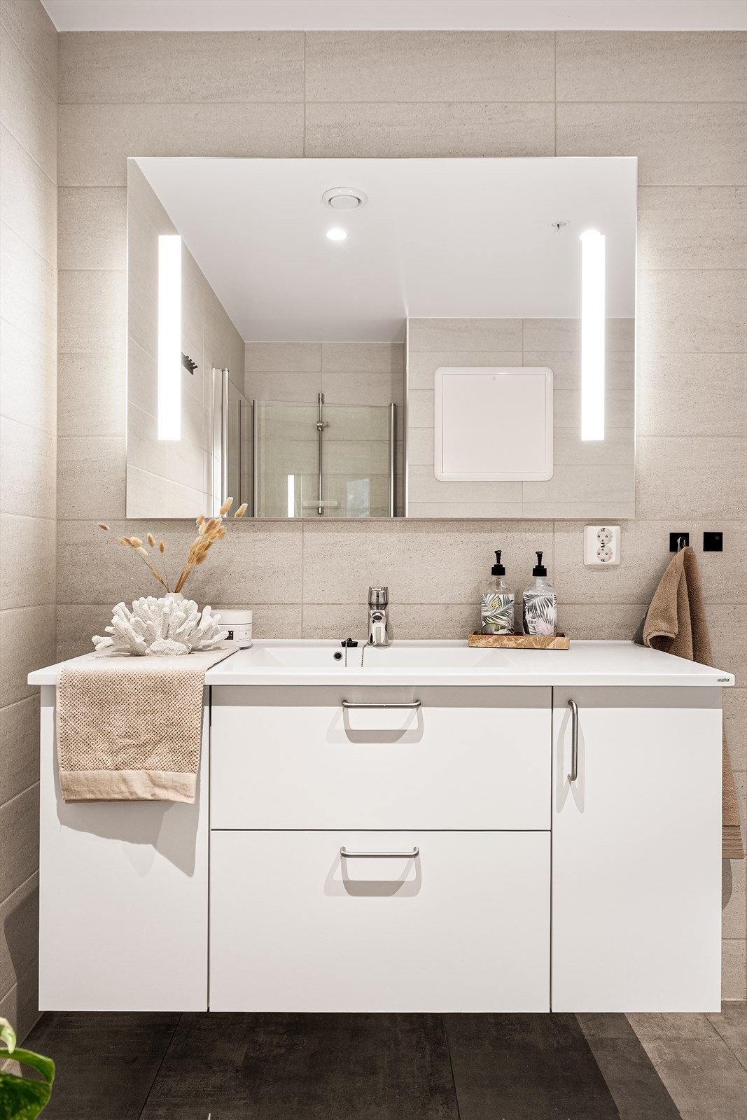 Innredningen byr på god oppbevaringsplass, speil med integrert lys, god benkeplate, samt stikkontakt for hårføner og annet. Galleribilde