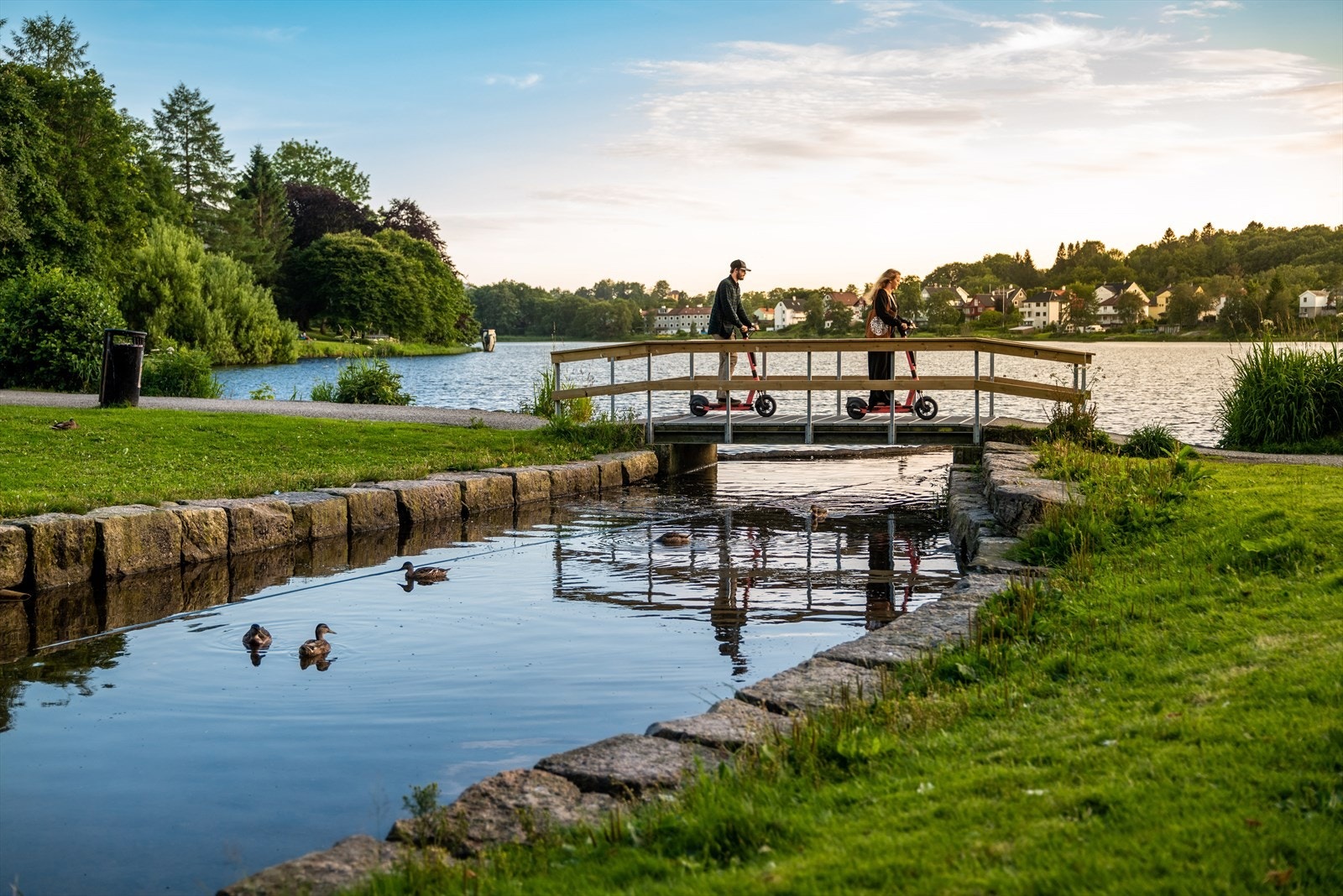 For de sprekeste vil de nydelige turveiene opp Ulriken nok friste godt, ønsker man en roligere spasertur er runden rundt nærliggende Tveitevannet å anbefale. Galleribilde