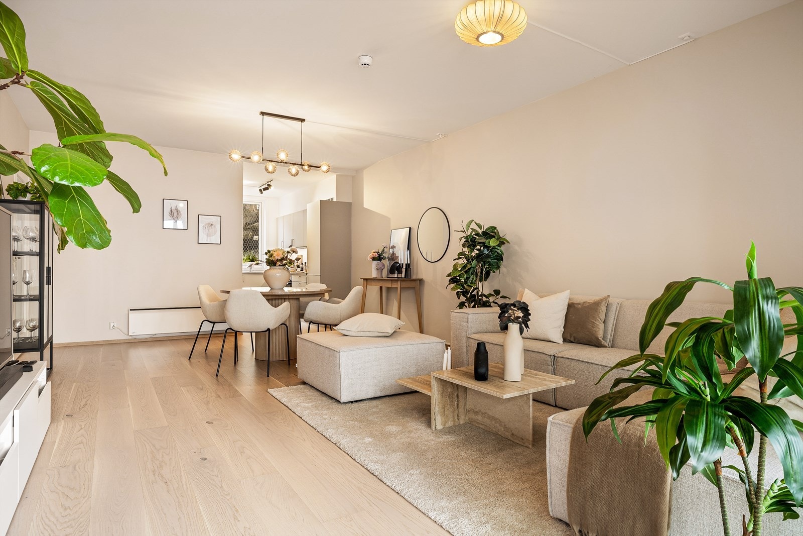 Delvis åpen løsning mot kjøkkenet gir et sosialt rom med fin flyt mellom de forskjellige sonene. Galleribilde