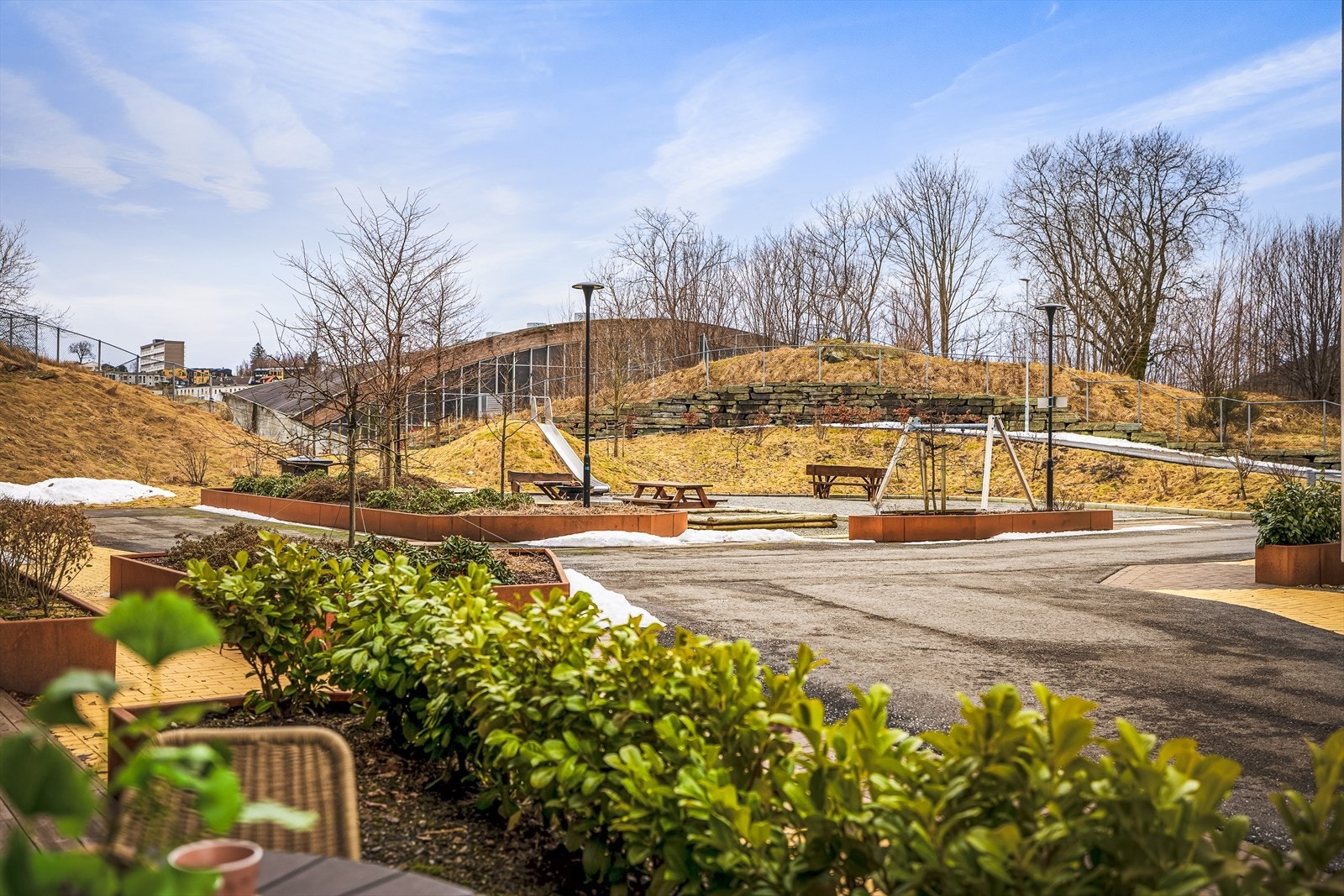 Fra terrassen er det tilkomst ut til sameiets fellesarealer, perfekt om man har en firbeint bestevenn, eller barn som vil benytte seg av lekeplassen. Det går også her sykkelvei som forbinder Adolph Bergs vei og Bergenshallen. Galleribilde