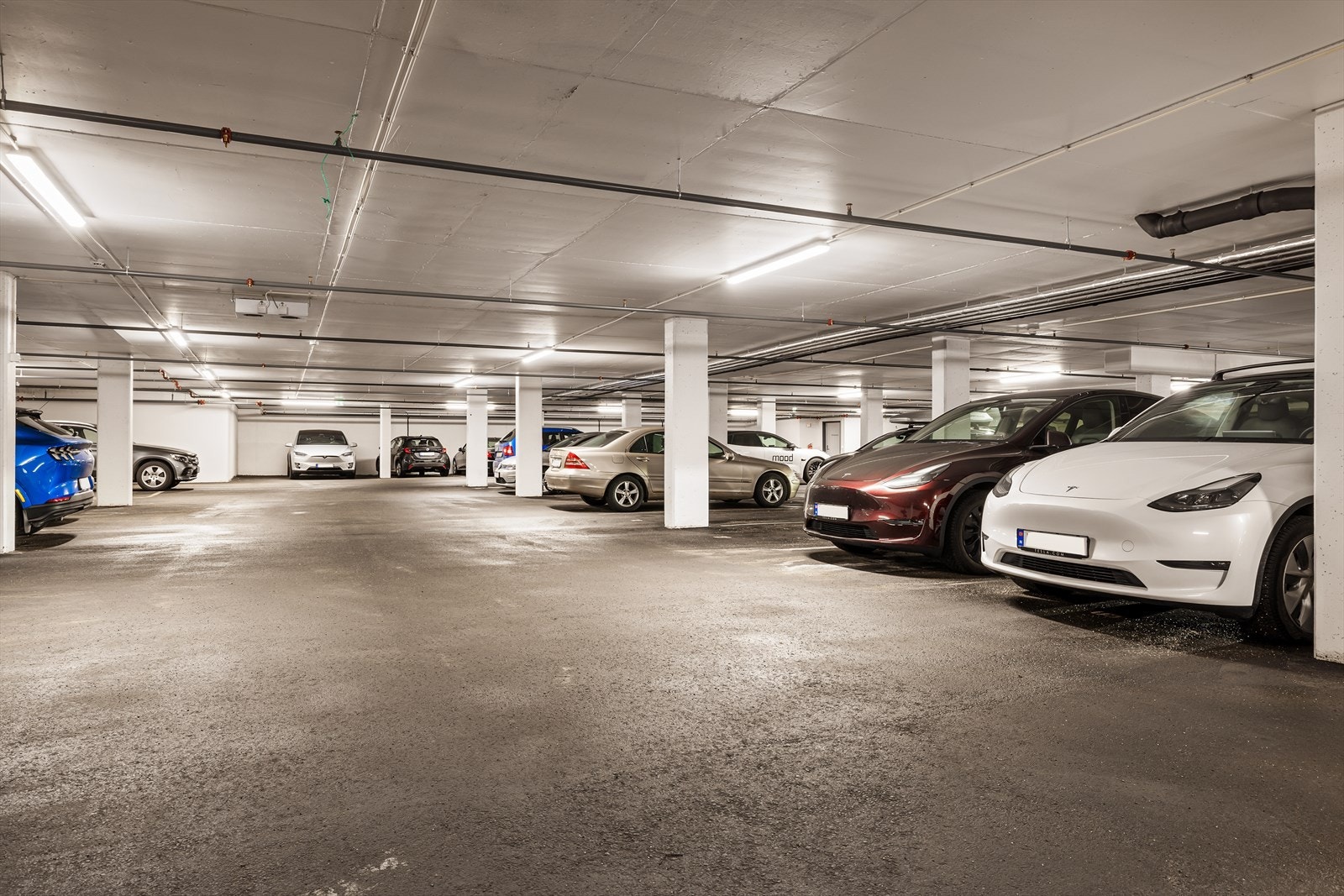 Det medfølger fast garasjeplass i felles, lukket parkeringsgarasje. Plassen er utstyrt med el-bil lader. Sameiet har også 11 gjesteparkeringsplasser i garasjen. Galleribilde