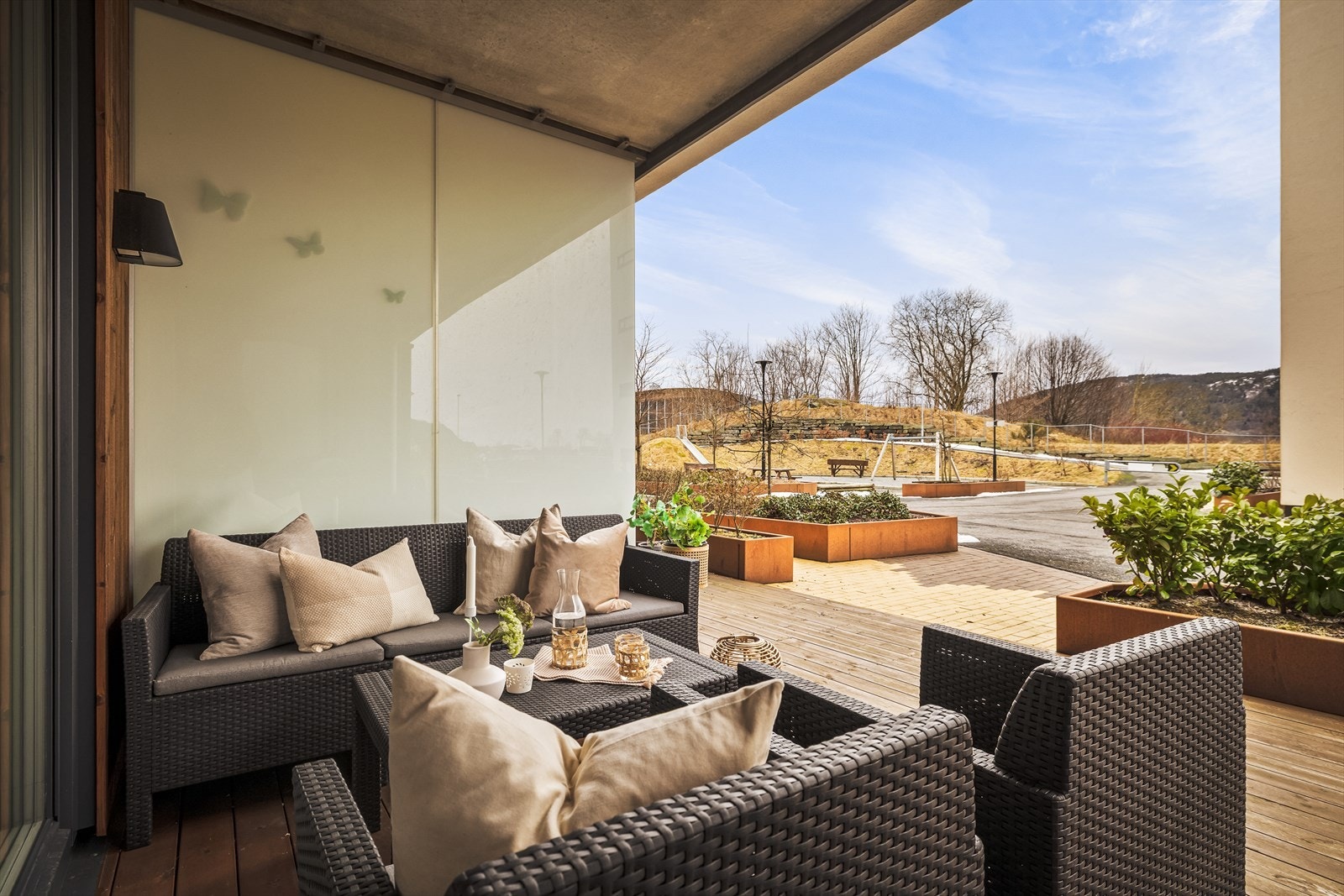 Her kan man ifølge selger nyte fine solforhold midtsommers fra ca. kl. 13.30 til ca. 19.00. Morgenfuglene kan ta med seg kaffekoppen og nyte morgensolen på en av benkene på sameiets fint opparbeidede fellesarealer. Galleribilde